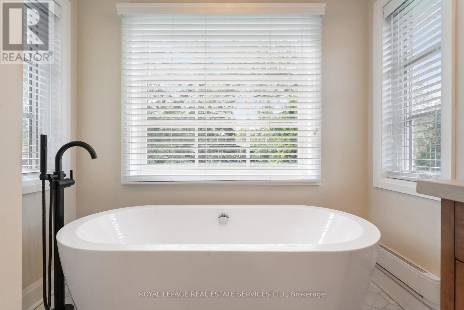 Spa-Inspired Primary Ensuite with a Soaker Tub - 136 Mohawk Road, Hamilton, ON - Indoor Photo Showing Bathroom
