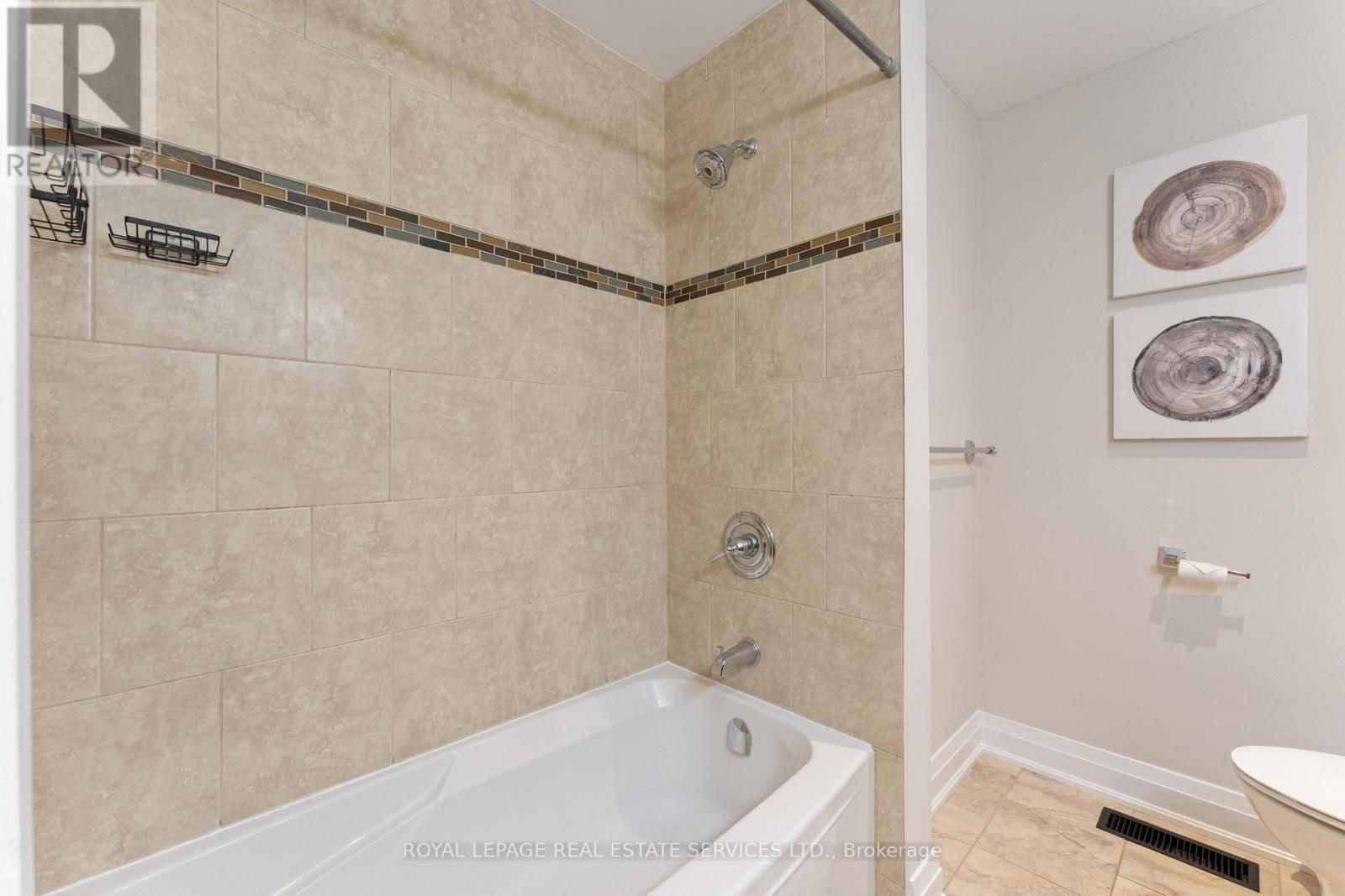 Luxurious Five-Piece Main Bathroom - 136 Mohawk Road, Hamilton, ON - Indoor Photo Showing Bathroom