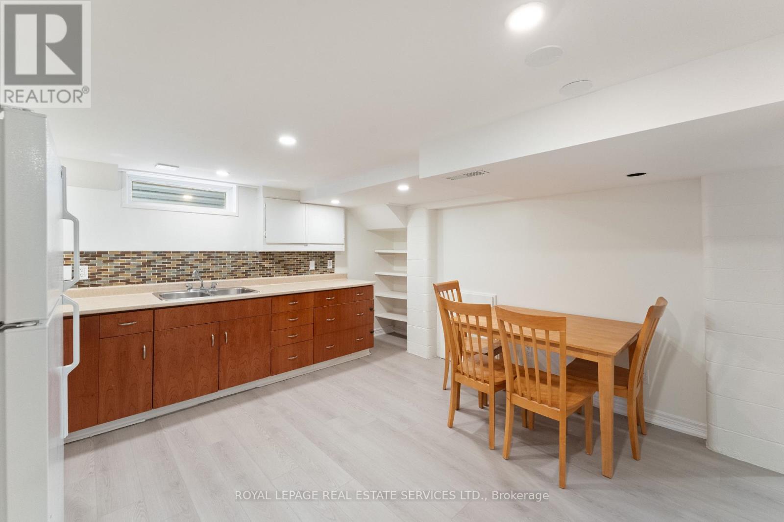Second Kitchen with Dining Area - 136 Mohawk Road, Hamilton, ON - Indoor