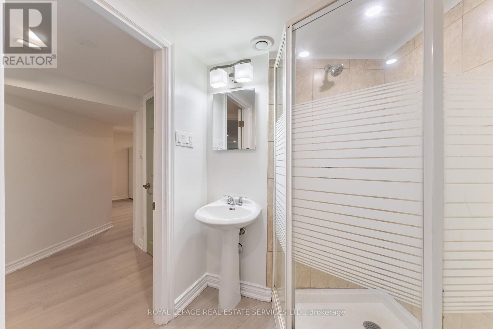 Three-Piece Bathroom - 136 Mohawk Road, Hamilton, ON - Indoor Photo Showing Bathroom