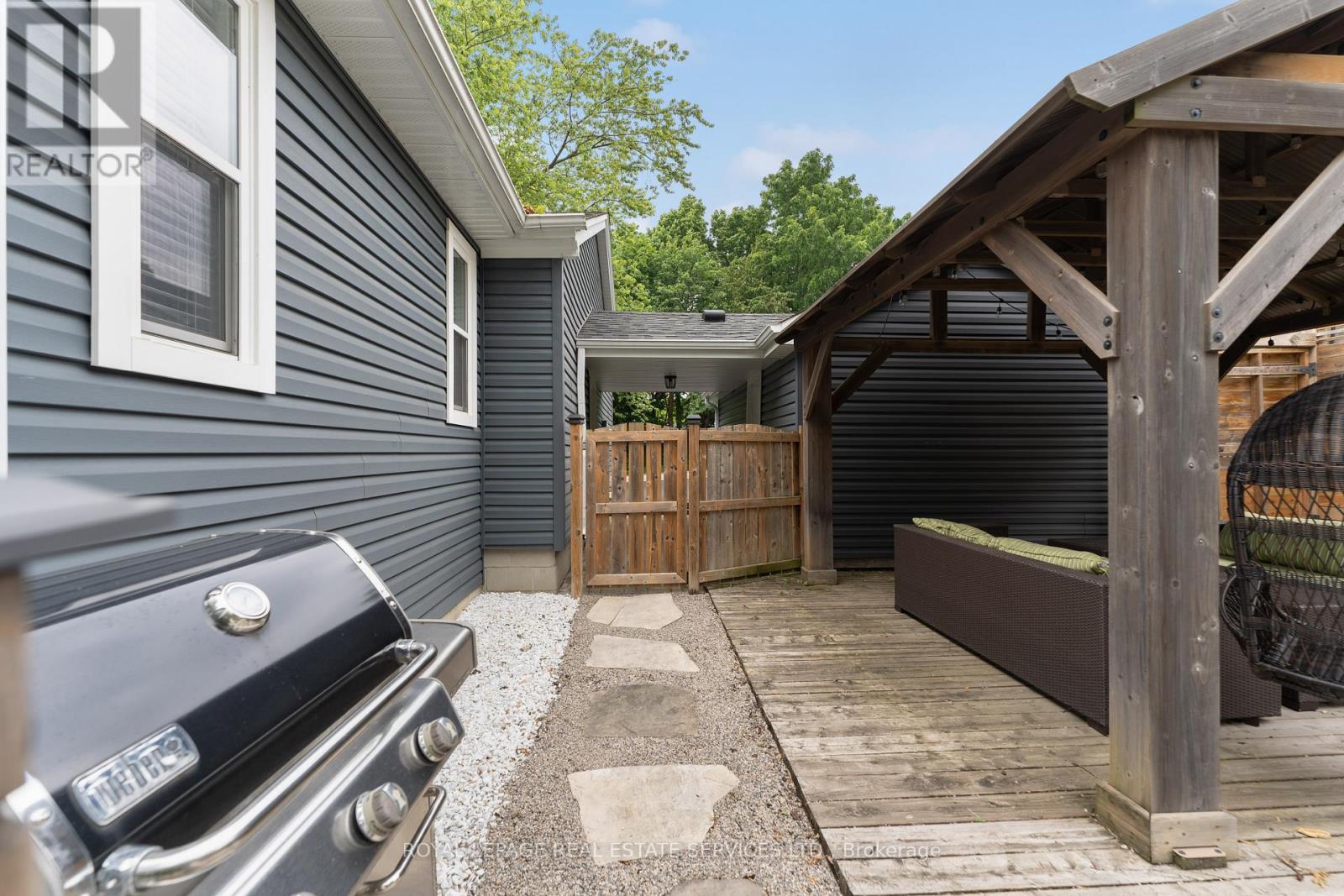 Breezeway Access to the Front and Back Yards - 136 Mohawk Road, Hamilton, ON - Outdoor With Exterior