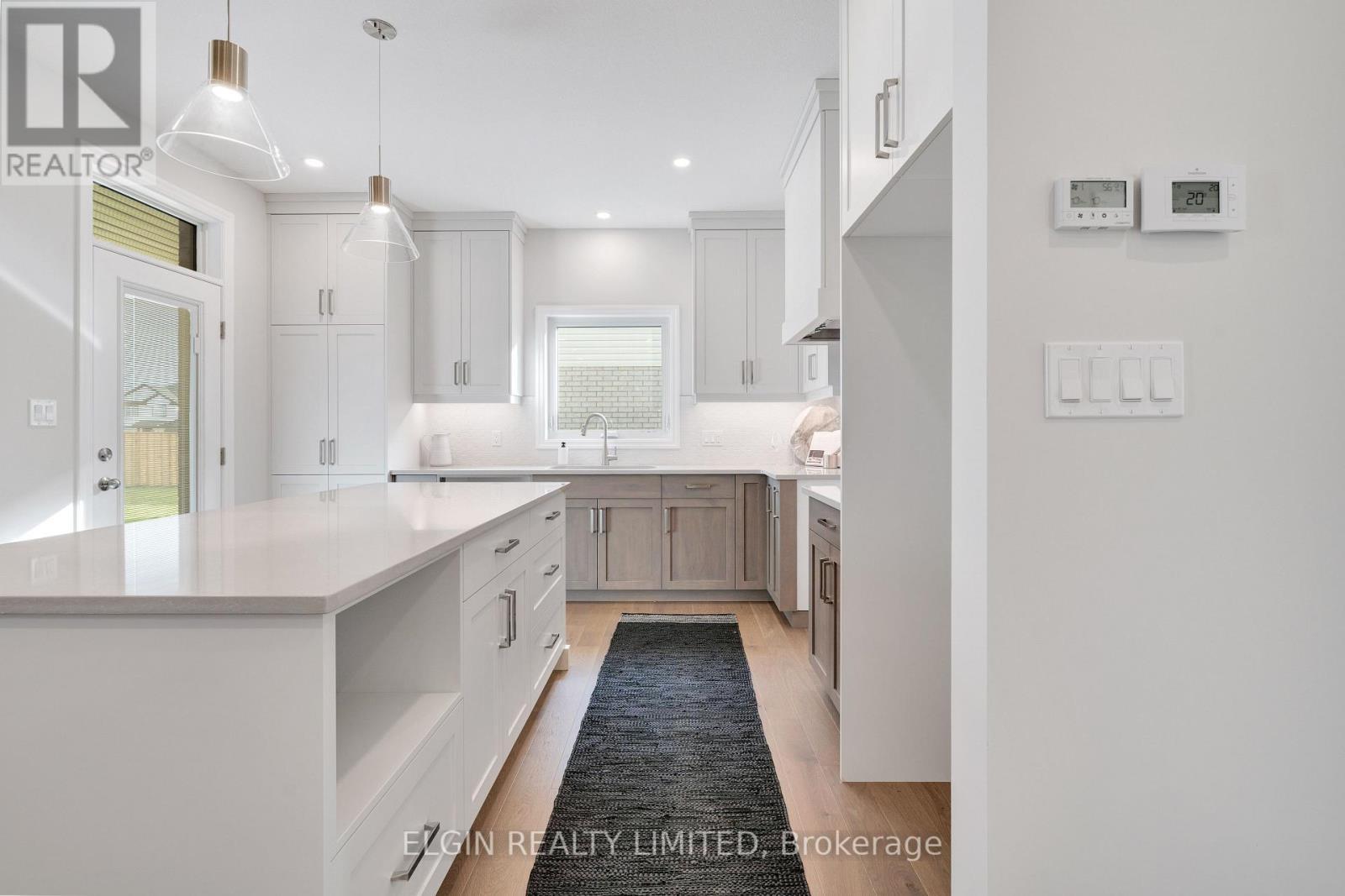 8 Hartland Circle, St. Thomas, ON - Indoor Photo Showing Kitchen With Upgraded Kitchen