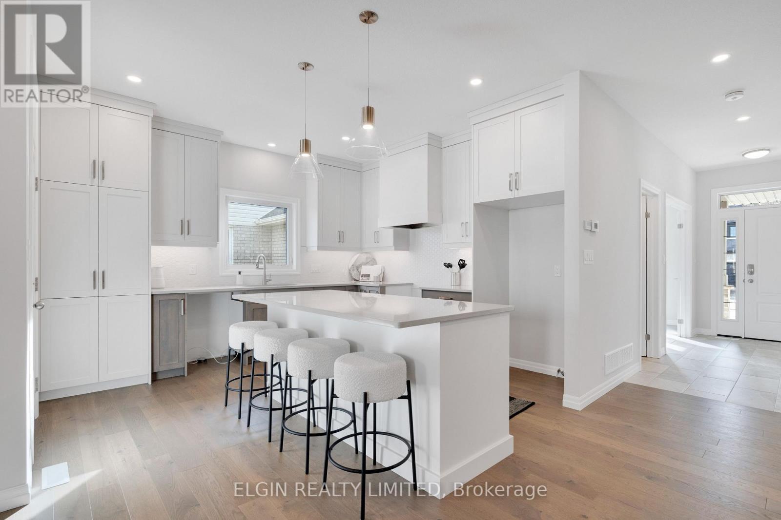 8 Hartland Circle, St. Thomas, ON - Indoor Photo Showing Kitchen With Upgraded Kitchen