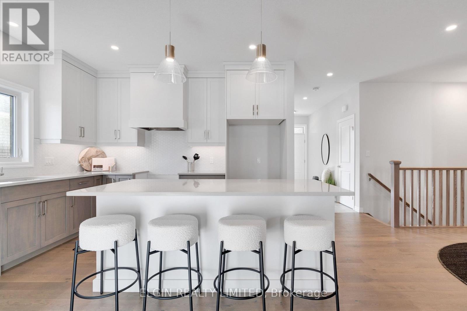 8 Hartland Circle, St. Thomas, ON - Indoor Photo Showing Kitchen With Upgraded Kitchen