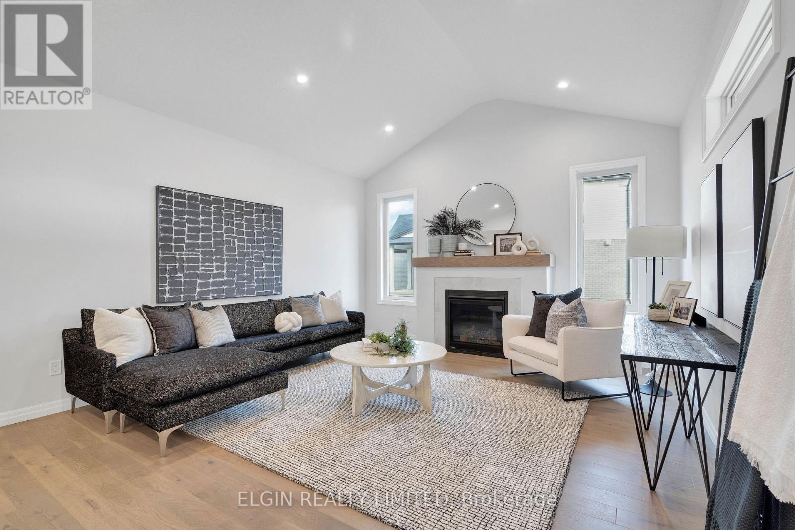 8 Hartland Circle, St. Thomas, ON - Indoor Photo Showing Living Room With Fireplace