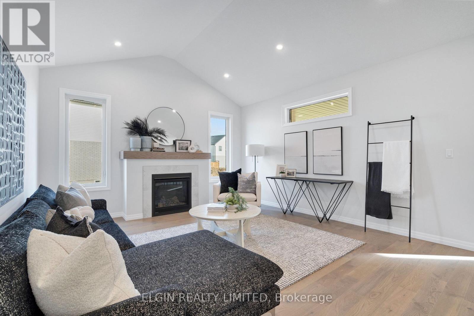 8 Hartland Circle, St. Thomas, ON - Indoor Photo Showing Living Room With Fireplace