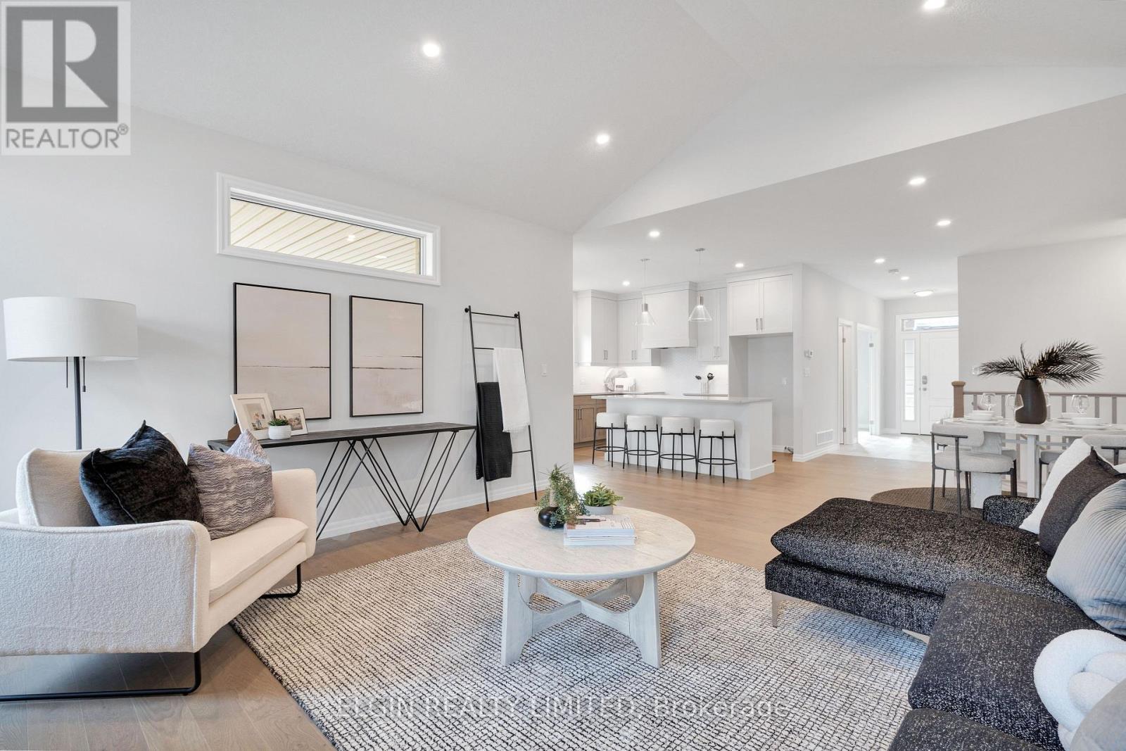 8 Hartland Circle, St. Thomas, ON - Indoor Photo Showing Living Room