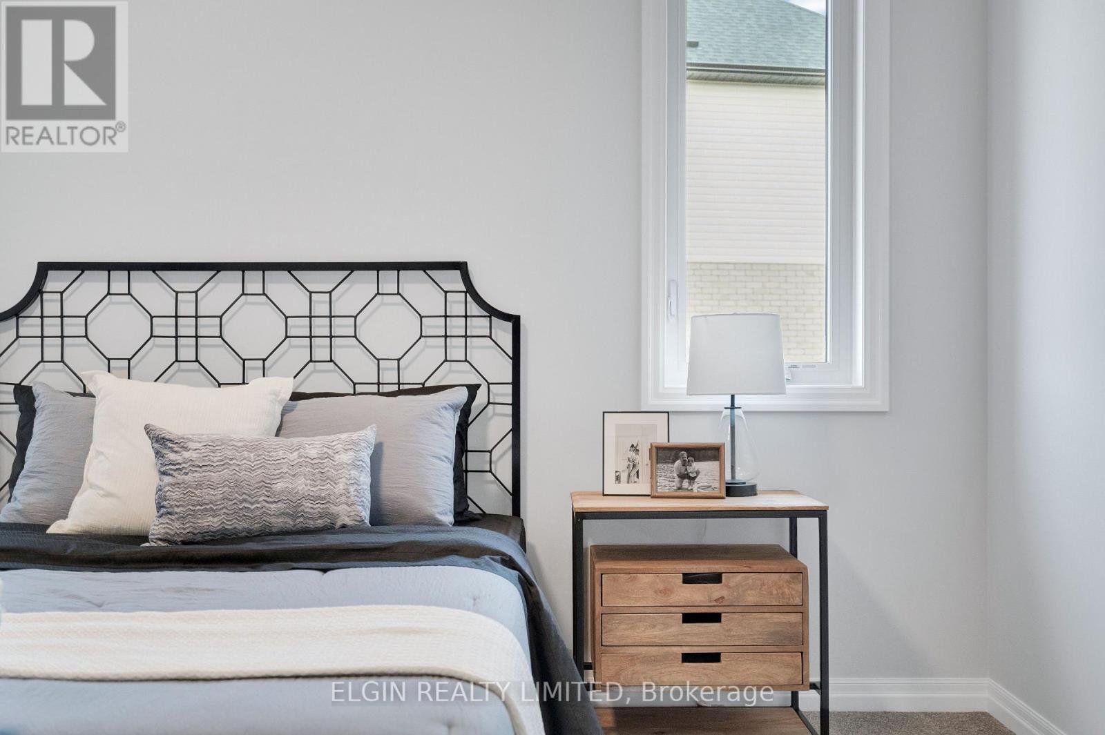 8 Hartland Circle, St. Thomas, ON - Indoor Photo Showing Bedroom