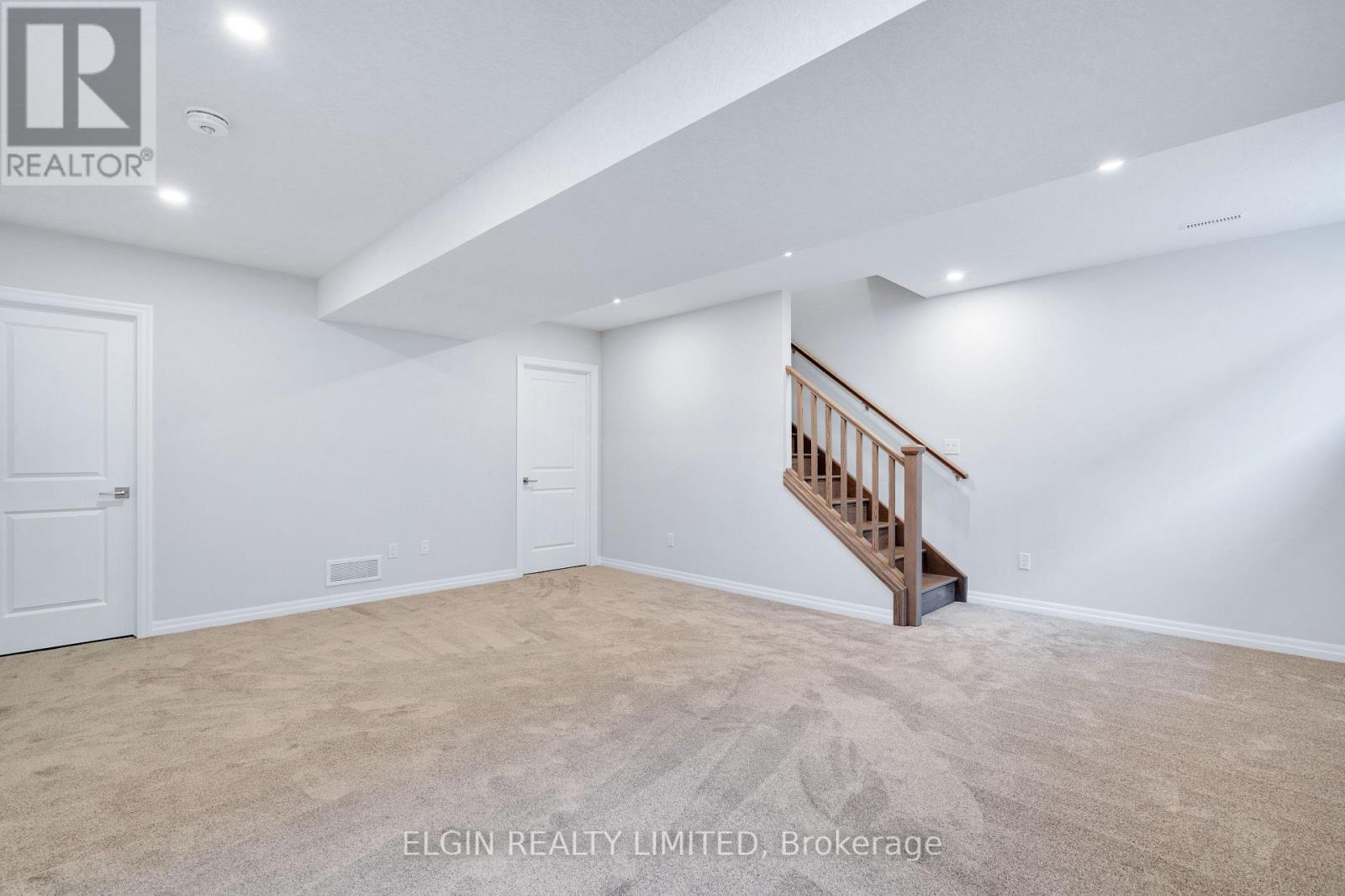 8 Hartland Circle, St. Thomas, ON - Indoor Photo Showing Other Room