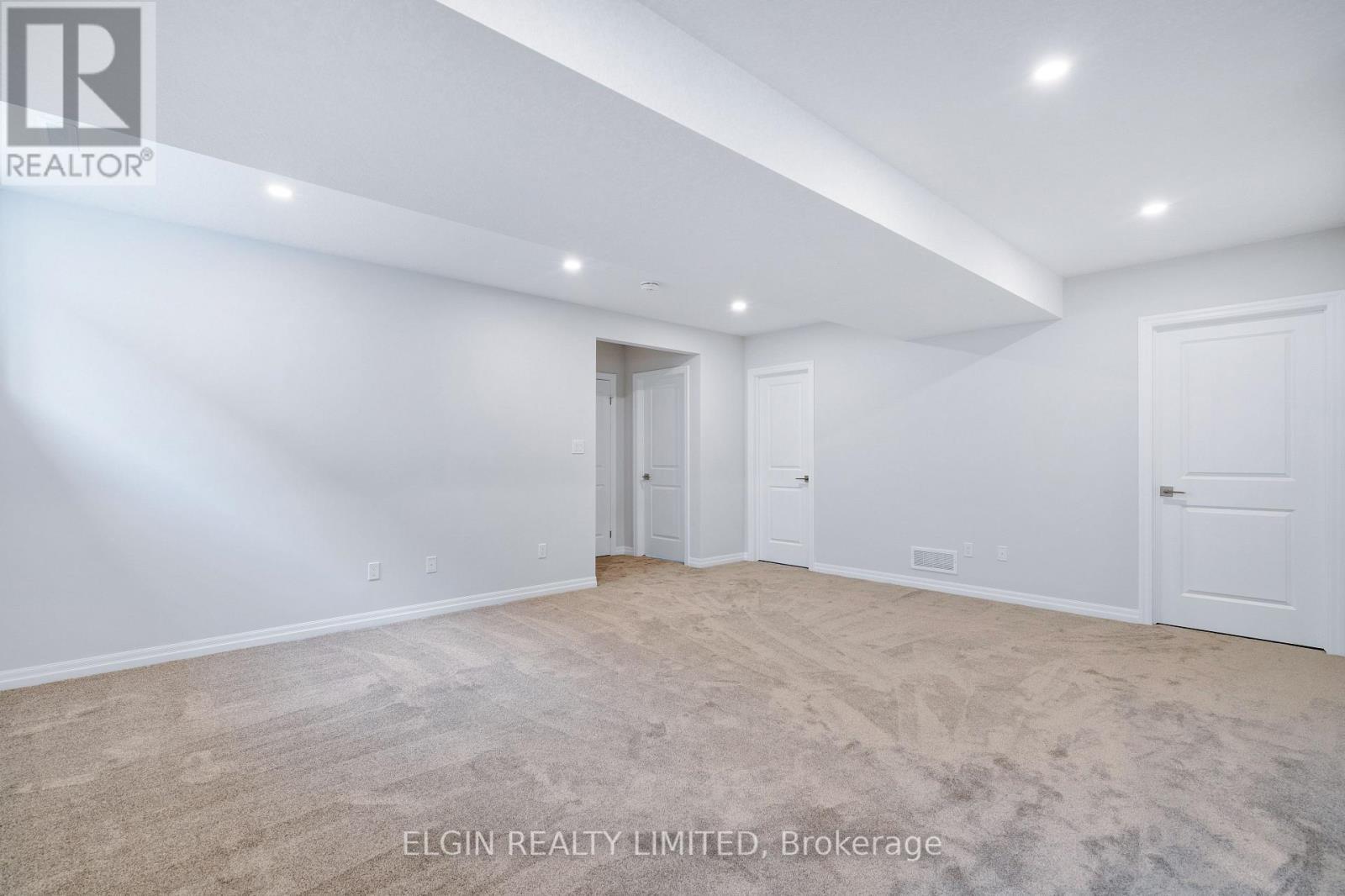 8 Hartland Circle, St. Thomas, ON - Indoor Photo Showing Other Room