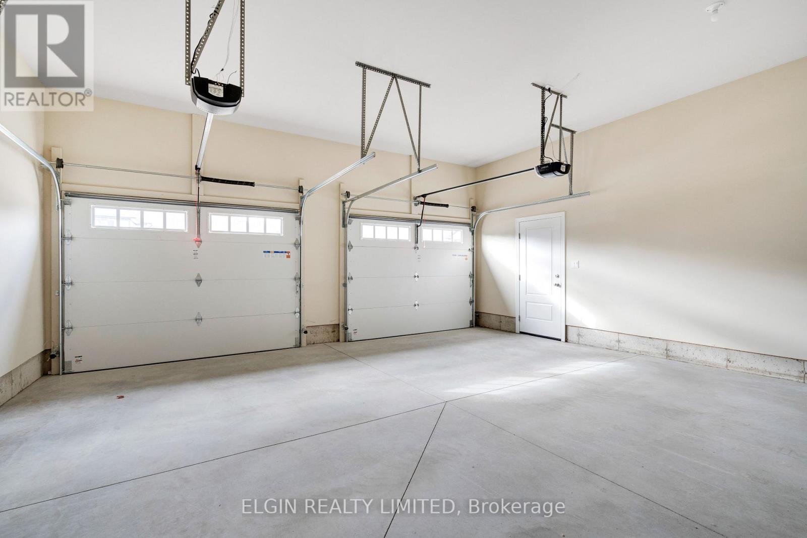 8 Hartland Circle, St. Thomas, ON - Indoor Photo Showing Garage