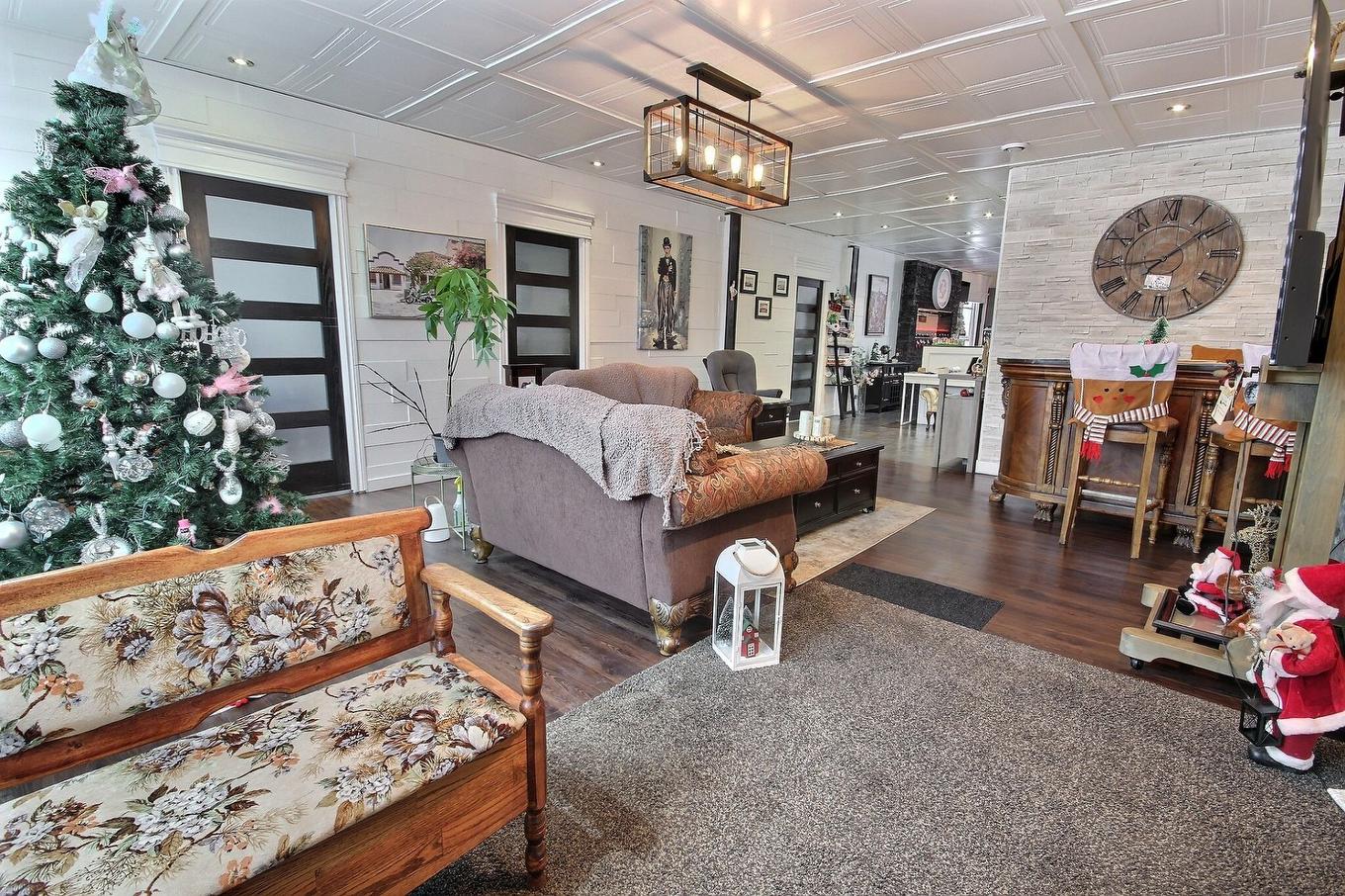 Salon - 761 Av. Terry-Fox, Rouyn-Noranda, QC - Indoor