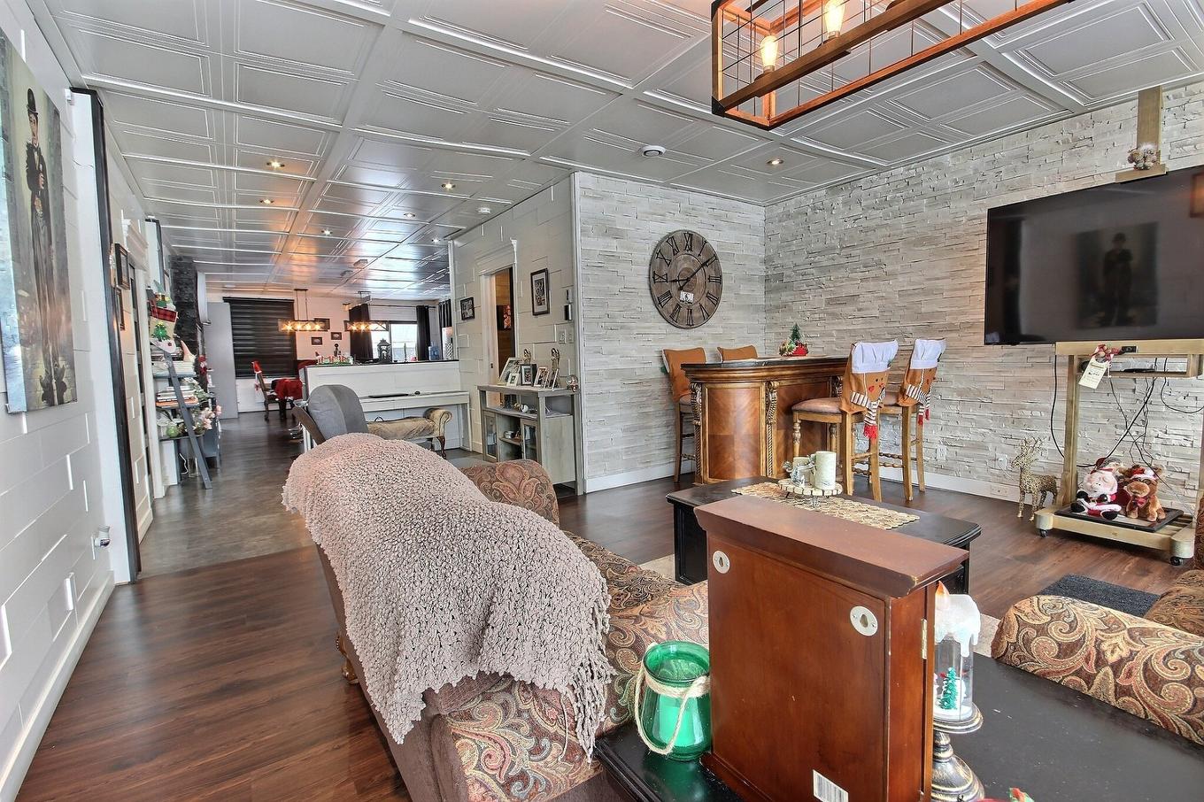 Salon - 761 Av. Terry-Fox, Rouyn-Noranda, QC - Indoor