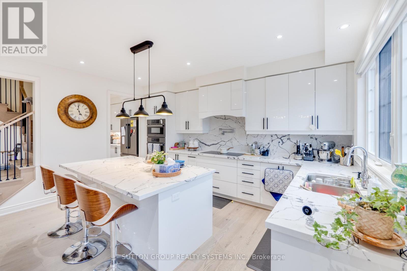 389 Humphrey Street, Hamilton, ON - Indoor Photo Showing Kitchen With Upgraded Kitchen