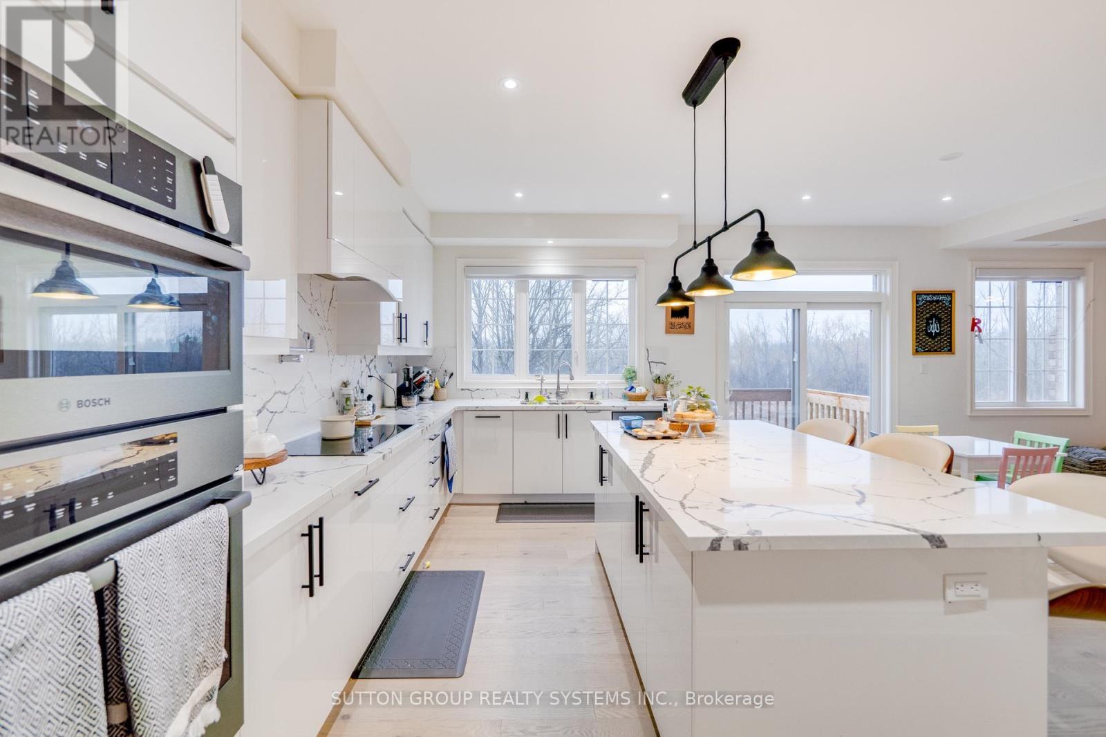 389 Humphrey Street, Hamilton, ON - Indoor Photo Showing Kitchen With Upgraded Kitchen