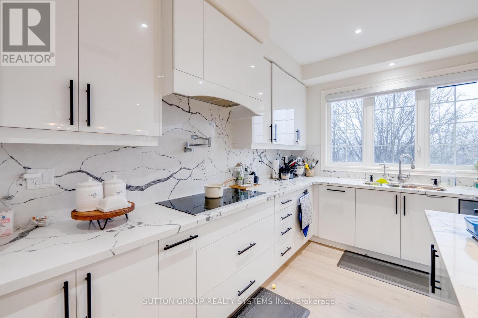 389 Humphrey Street, Hamilton, ON - Indoor Photo Showing Kitchen With Upgraded Kitchen