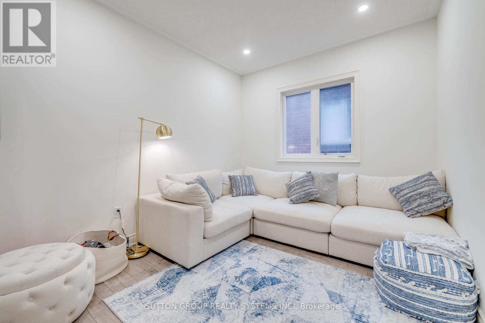 389 Humphrey Street, Hamilton, ON - Indoor Photo Showing Living Room