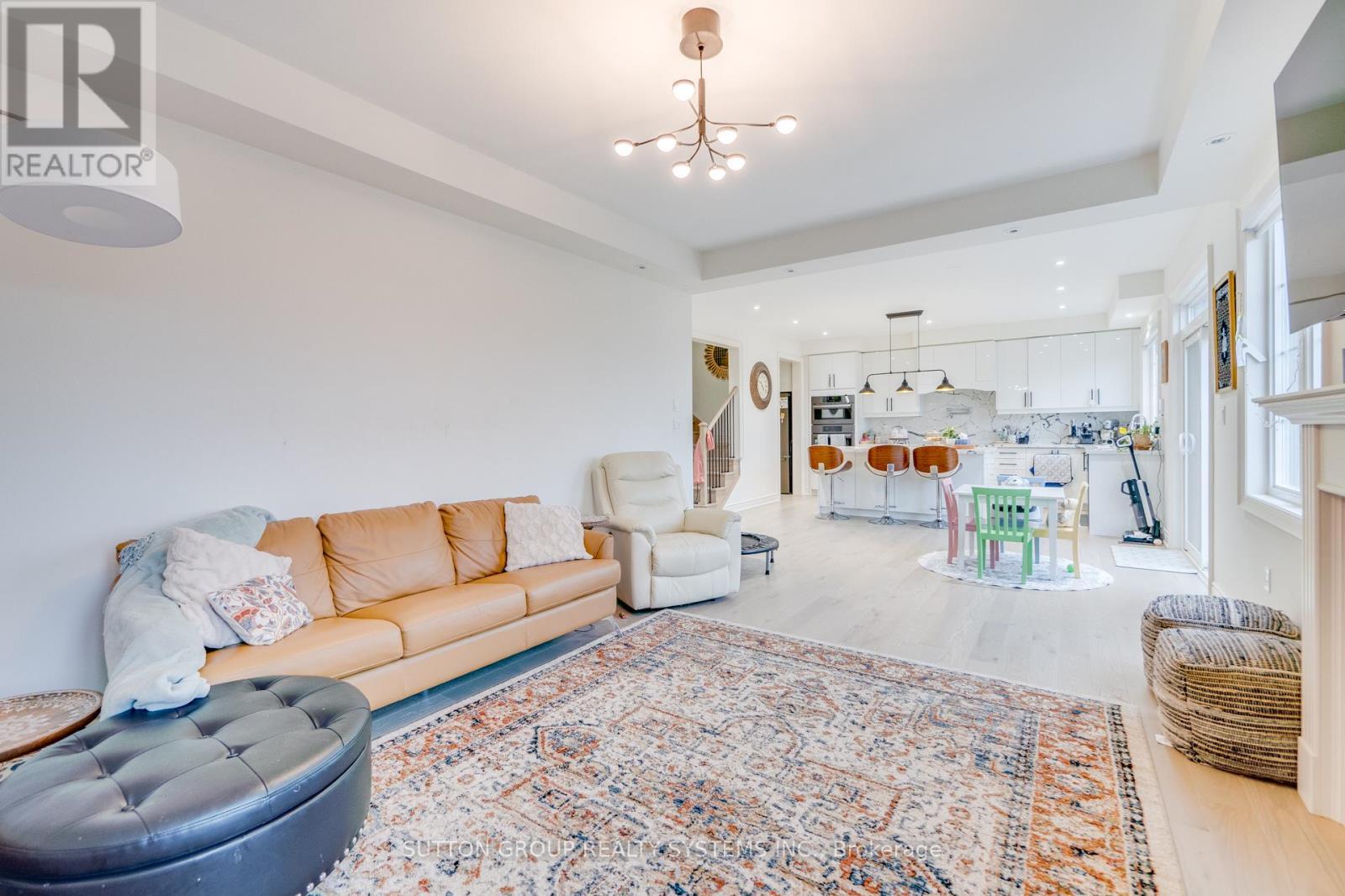 389 Humphrey Street, Hamilton, ON - Indoor Photo Showing Living Room
