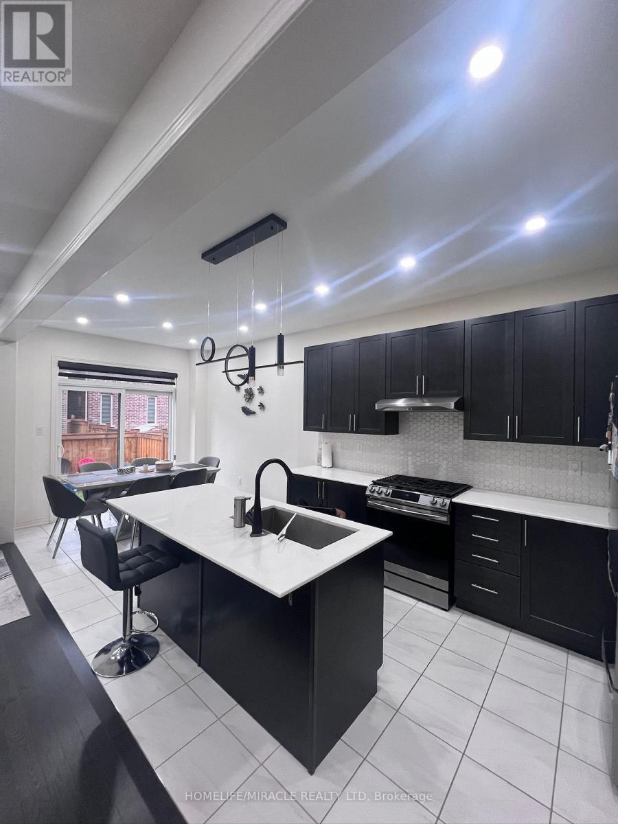 85 Cobriza Crescent, Brampton, ON - Indoor Photo Showing Kitchen With Double Sink With Upgraded Kitchen