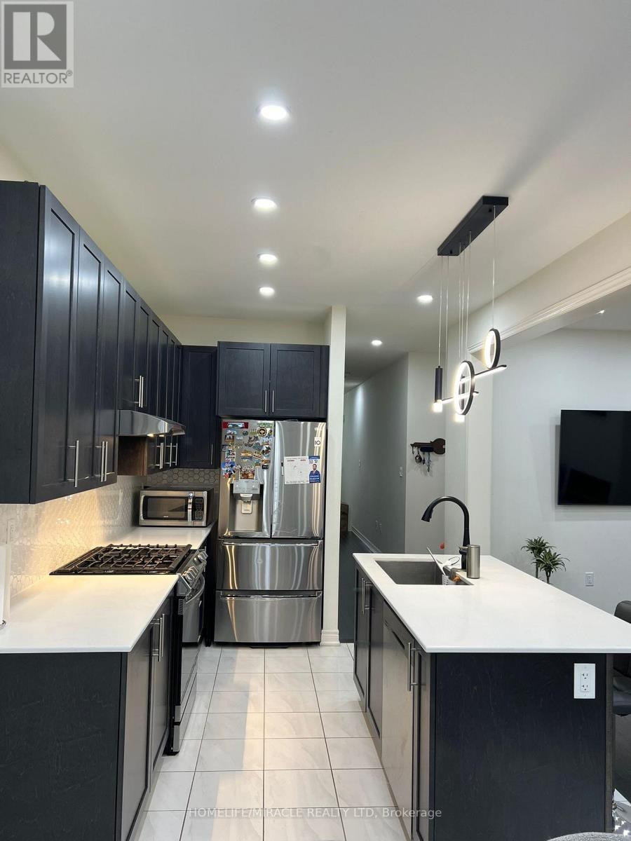 85 Cobriza Crescent, Brampton, ON - Indoor Photo Showing Kitchen With Upgraded Kitchen