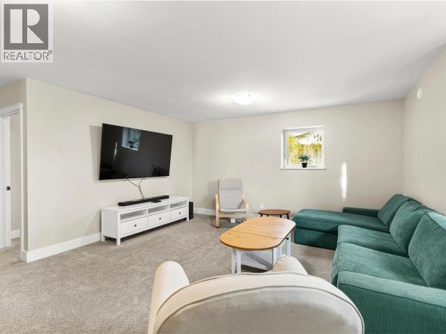 24 Nighthawk Valley Lane, Whitehorse North, YT - Indoor Photo Showing Living Room