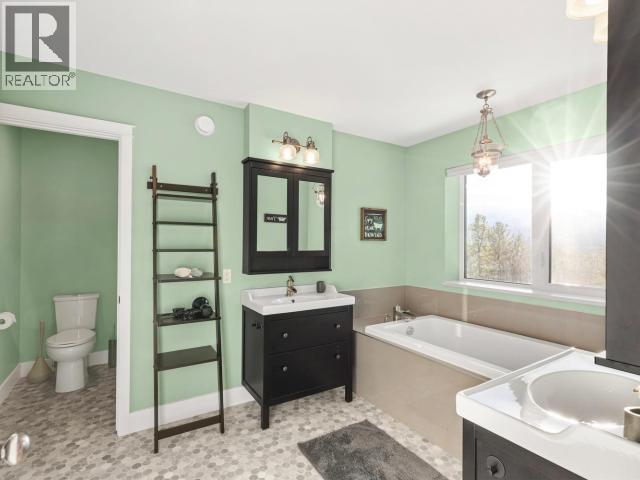24 Nighthawk Valley Lane, Whitehorse North, YT - Indoor Photo Showing Bathroom