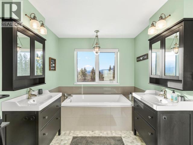 24 Nighthawk Valley Lane, Whitehorse North, YT - Indoor Photo Showing Bathroom