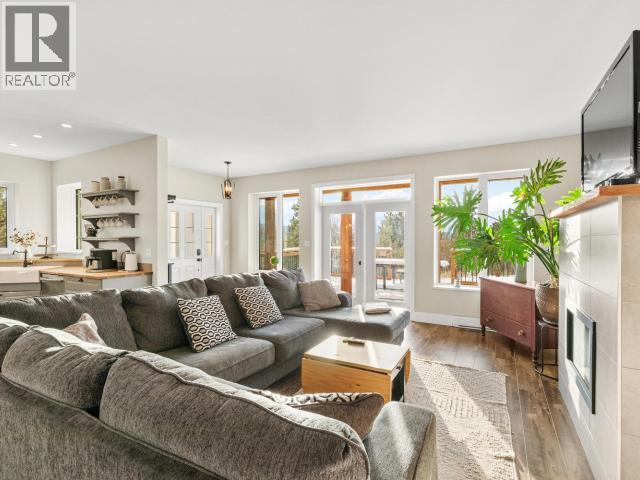 24 Nighthawk Valley Lane, Whitehorse North, YT - Indoor Photo Showing Living Room