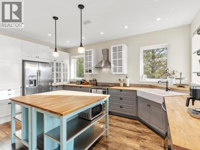24 Nighthawk Valley Lane, Whitehorse North, YT - Indoor Photo Showing Kitchen With Upgraded Kitchen