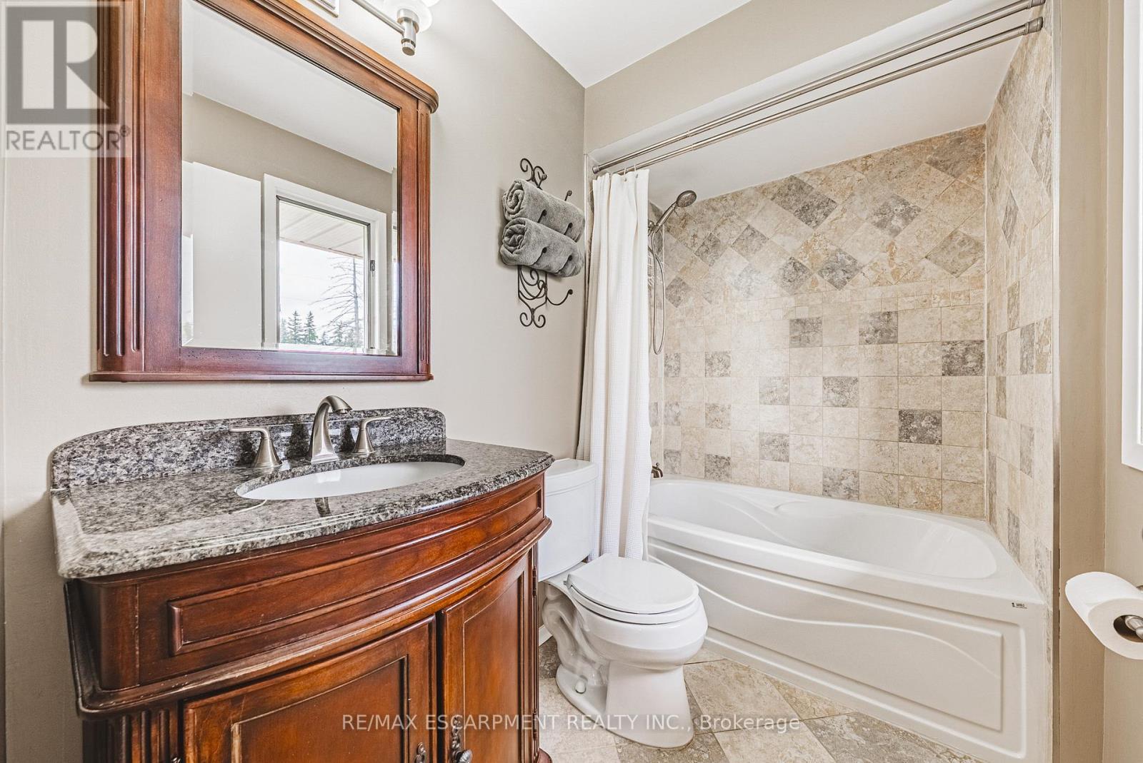 2276 Binbrook Road, Hamilton, ON - Indoor Photo Showing Bathroom