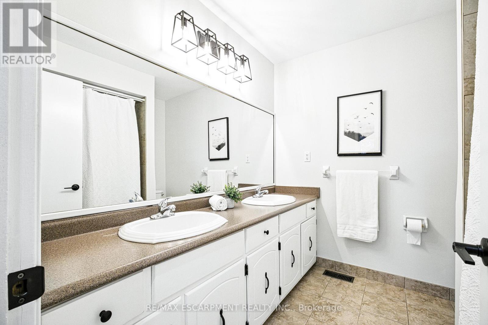 2276 Binbrook Road, Hamilton, ON - Indoor Photo Showing Bathroom