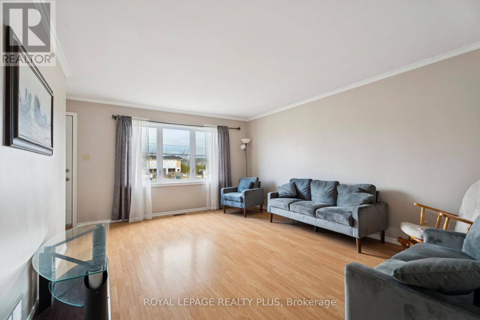 7719 Poplar Side Road, Clearview, ON - Indoor Photo Showing Living Room