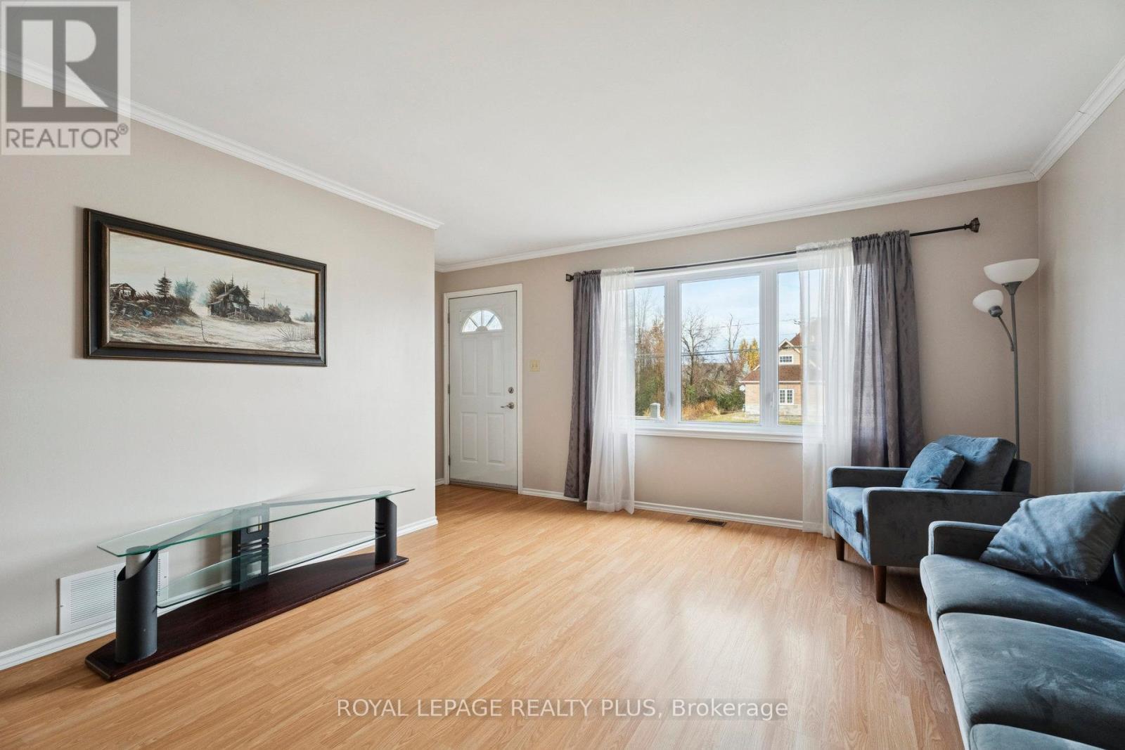 7719 Poplar Side Road, Clearview, ON - Indoor Photo Showing Living Room