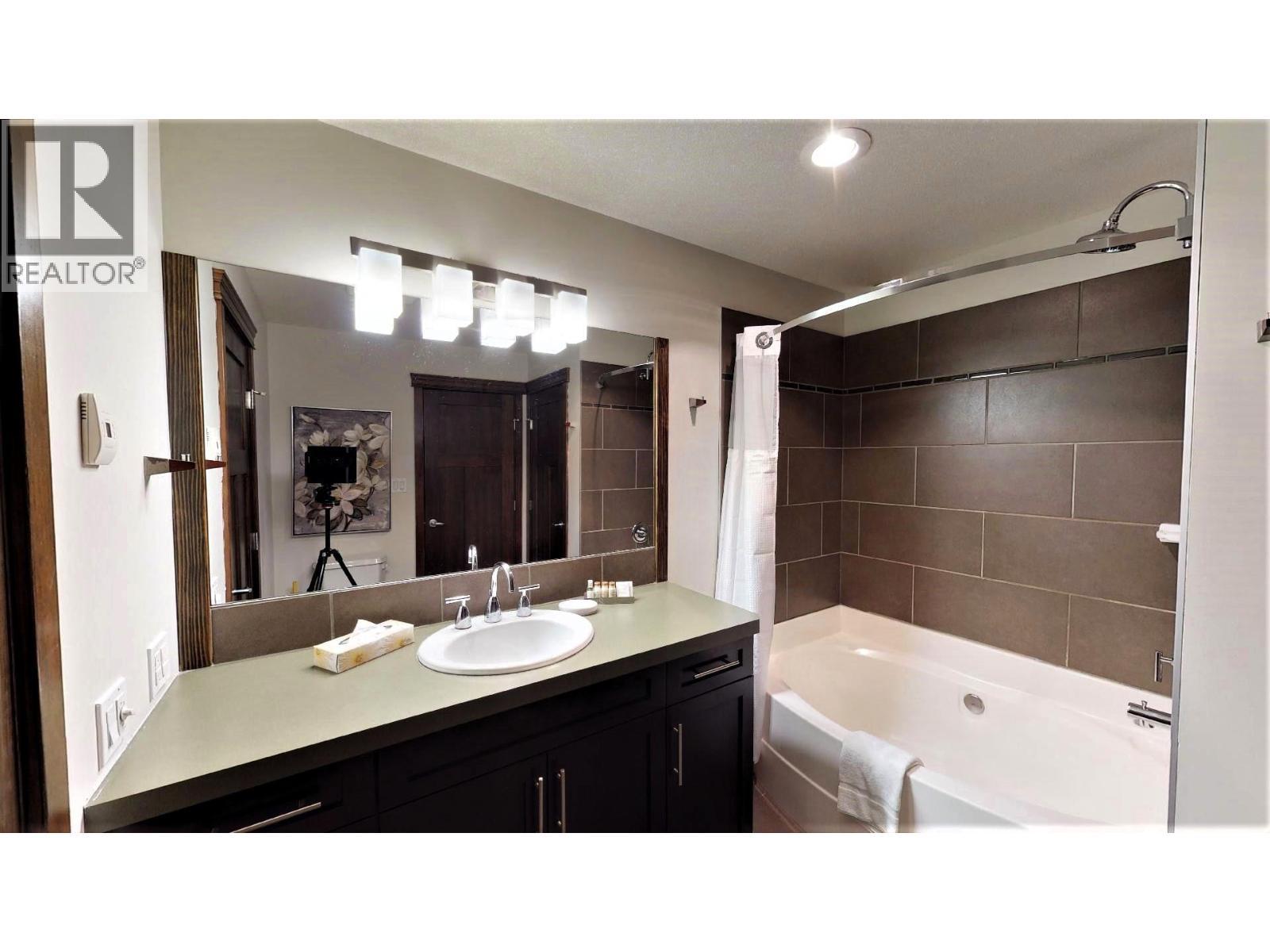 700 Bighorn Boulevard Unit# 735 M1, Radium Hot Springs, BC - Indoor Photo Showing Bathroom