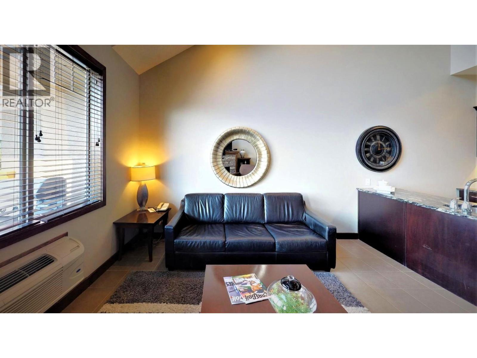 700 Bighorn Boulevard Unit# 735 M1, Radium Hot Springs, BC - Indoor Photo Showing Living Room