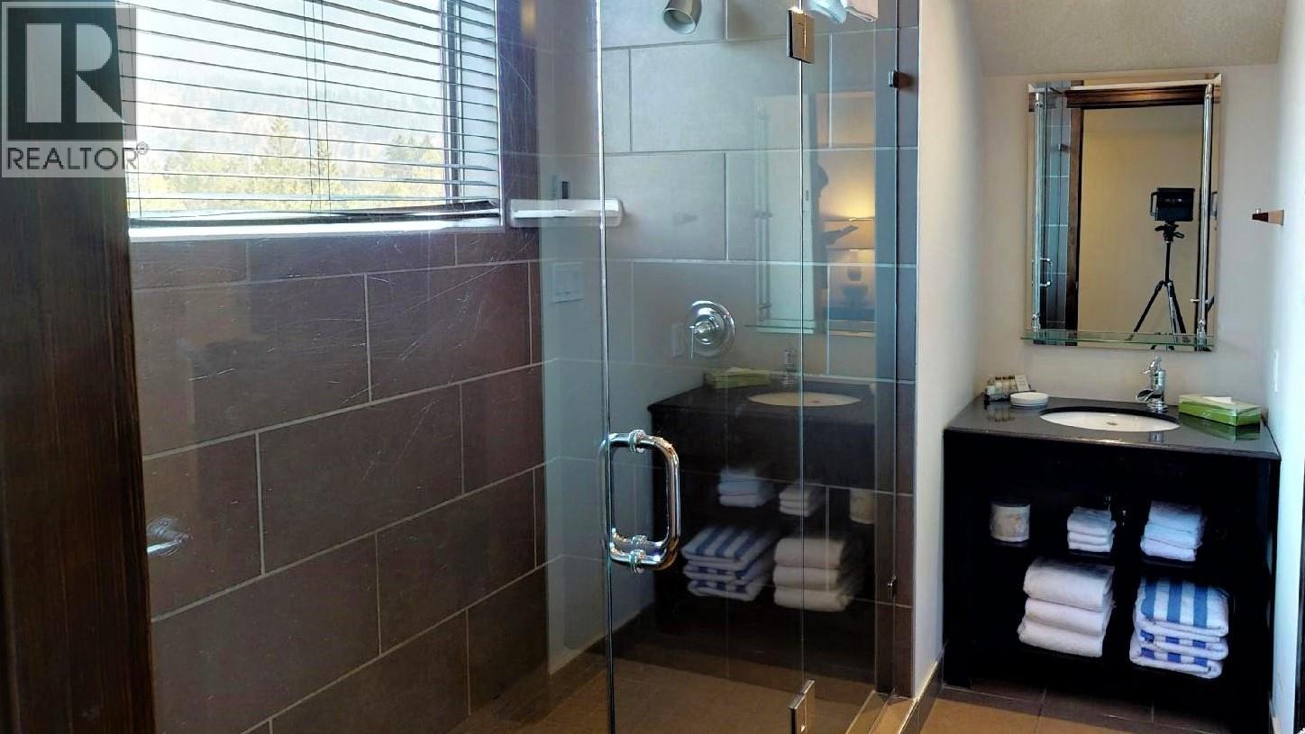 700 Bighorn Boulevard Unit# 735 M1, Radium Hot Springs, BC - Indoor Photo Showing Bathroom