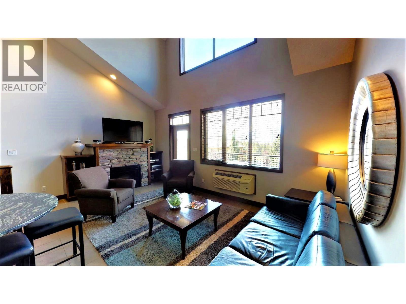 700 Bighorn Boulevard Unit# 735 M1, Radium Hot Springs, BC - Indoor Photo Showing Living Room With Fireplace