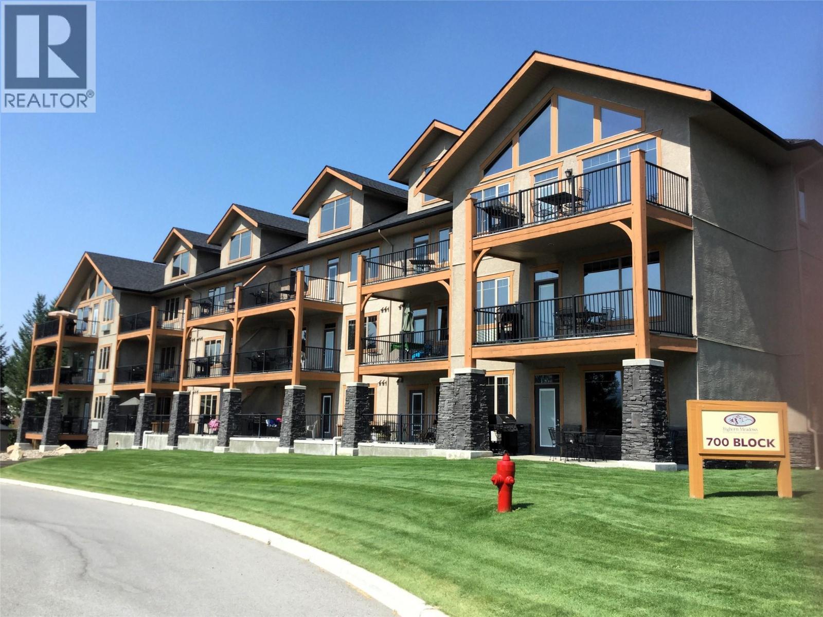 700 Bighorn Boulevard Unit# 735 M1, Radium Hot Springs, BC - Outdoor With Balcony With Facade