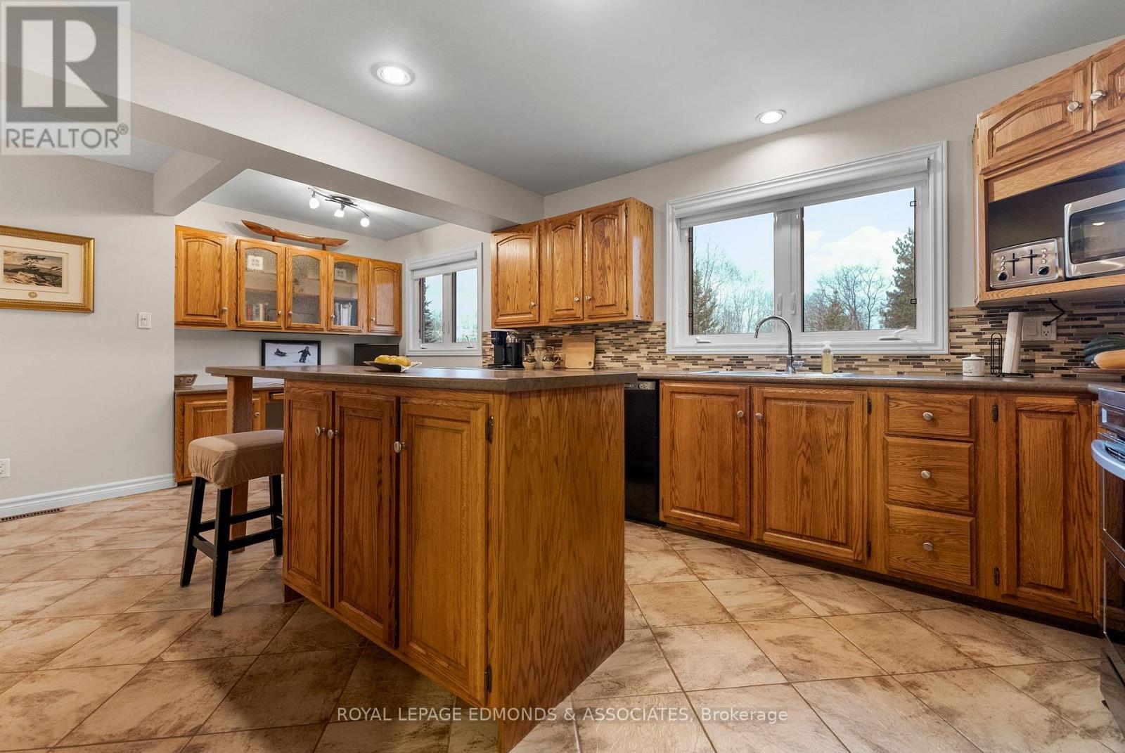 40925 Highway 41, Laurentian Valley, ON - Indoor Photo Showing Kitchen With Double Sink