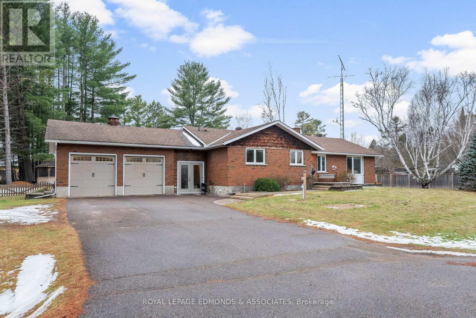40925 Highway 41, Laurentian Valley, ON - Outdoor With Facade