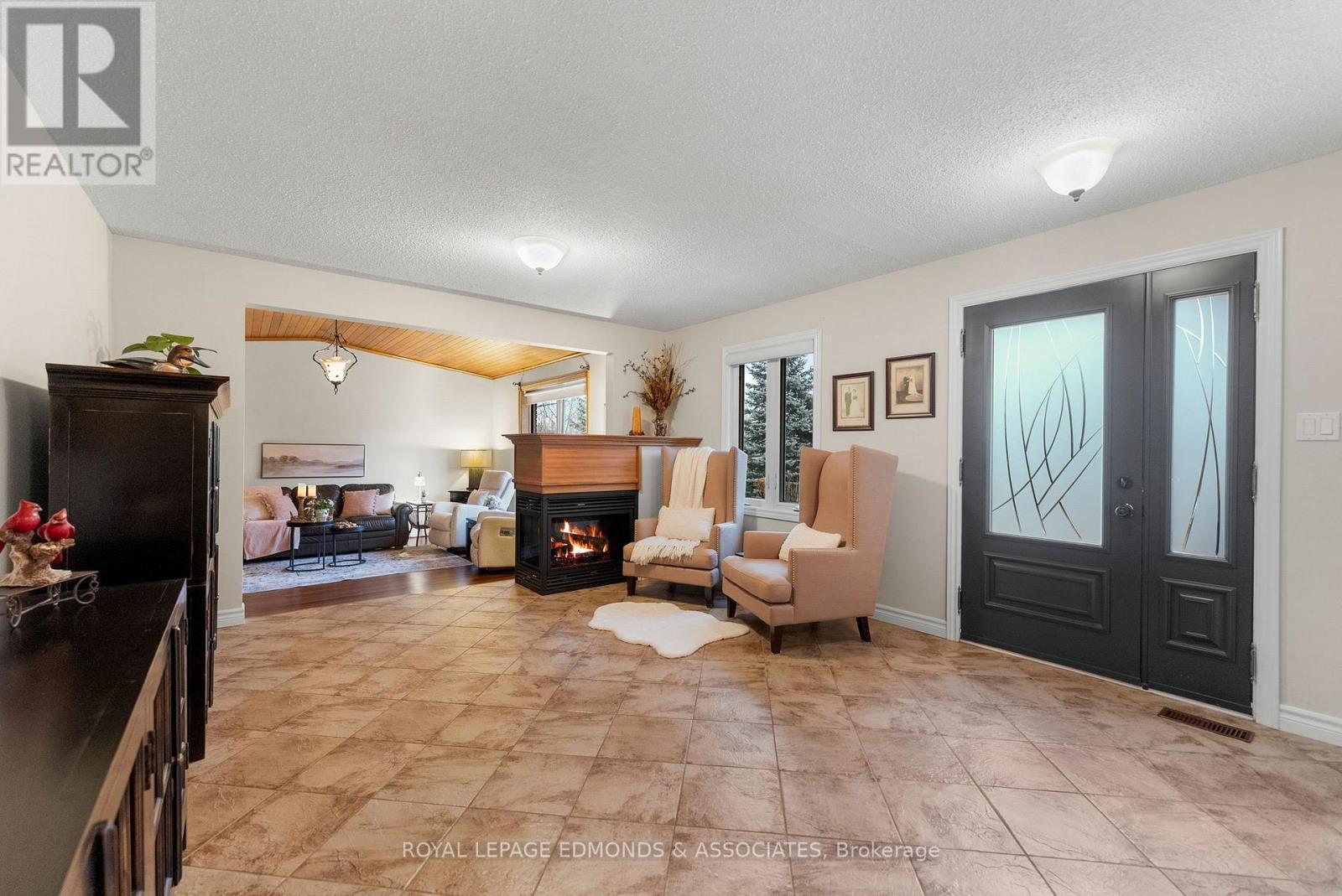 40925 Highway 41, Laurentian Valley, ON - Indoor With Fireplace