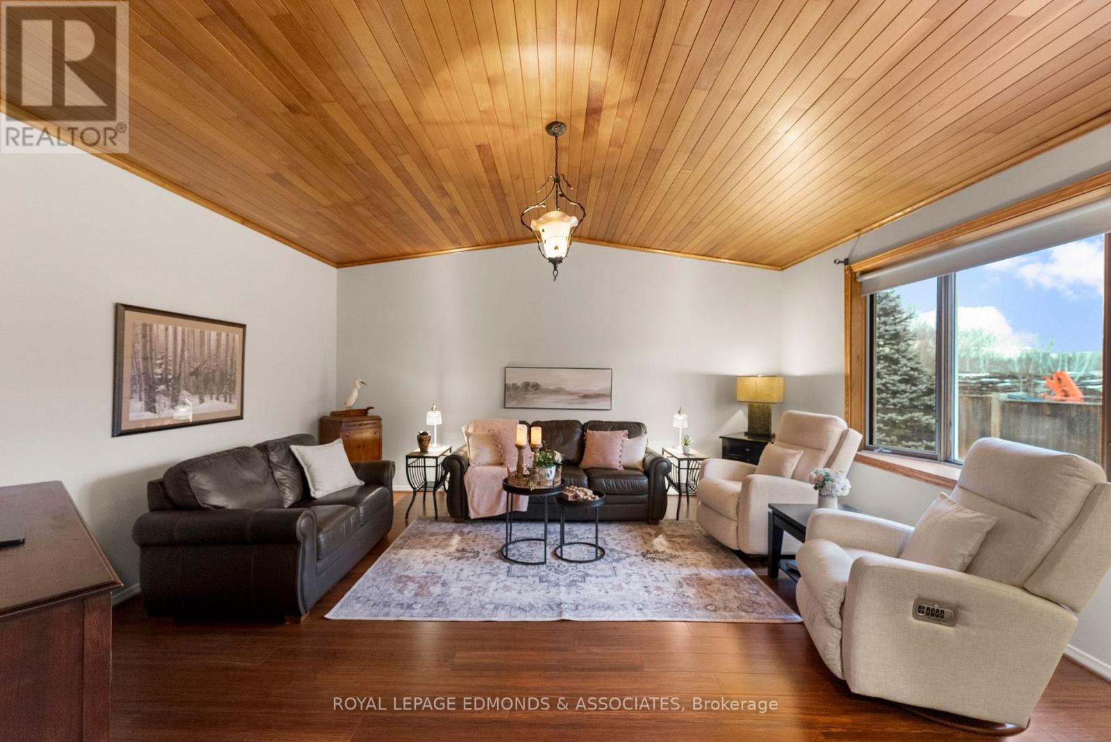 40925 Highway 41, Laurentian Valley, ON - Indoor Photo Showing Living Room
