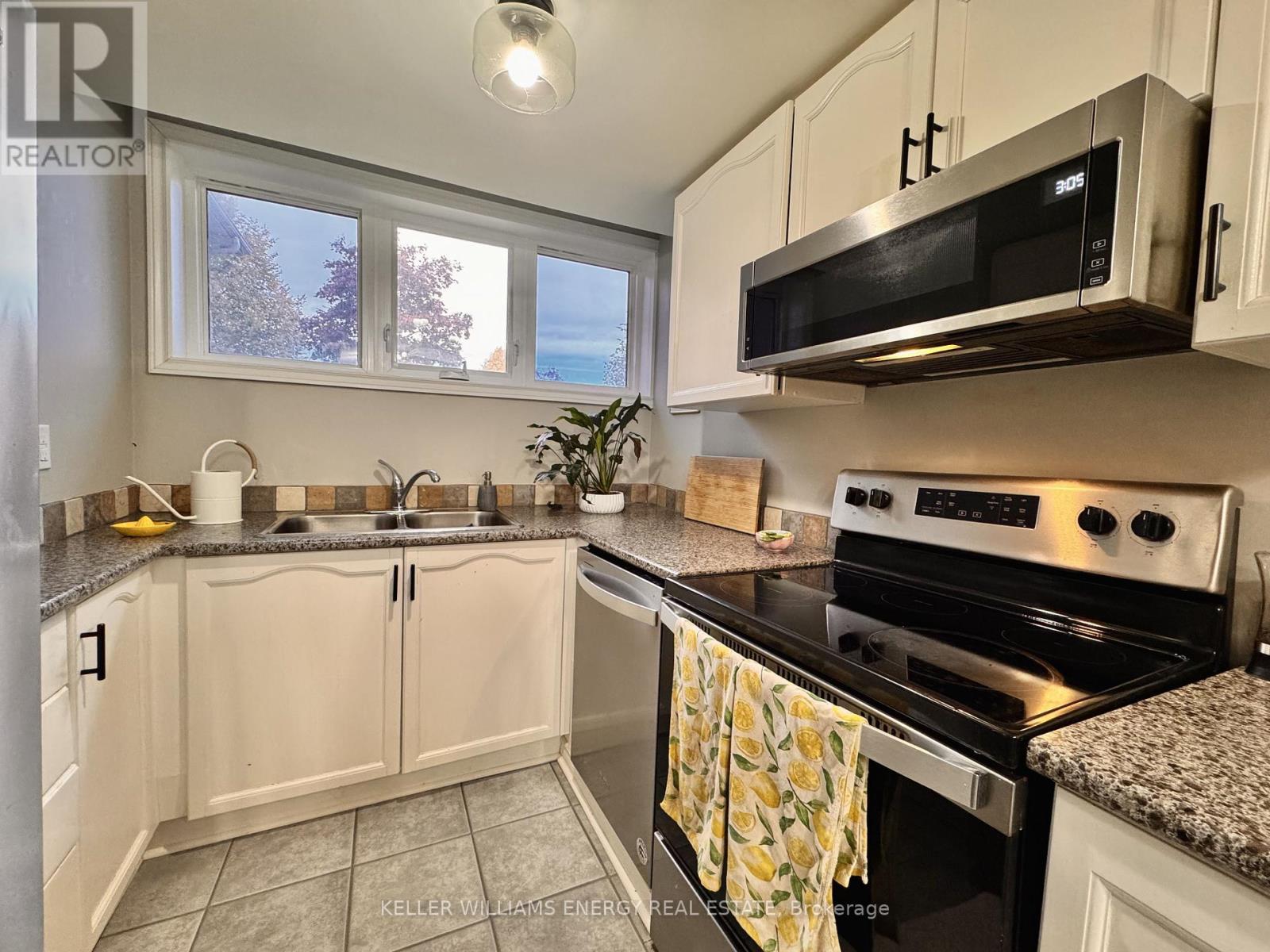 35 Champine Square, Clarington (Bowmanville), ON - Indoor Photo Showing Kitchen With Double Sink