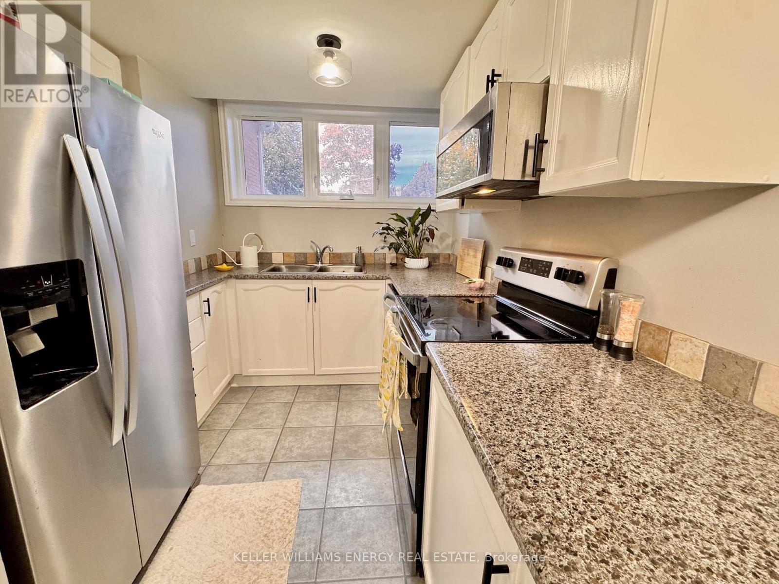 35 Champine Square, Clarington (Bowmanville), ON - Indoor Photo Showing Kitchen With Double Sink
