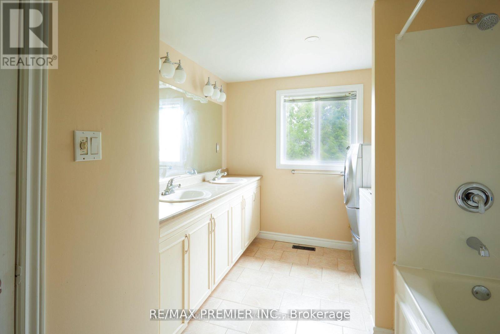 39 Daphne Crescent, Barrie, ON - Indoor Photo Showing Bathroom