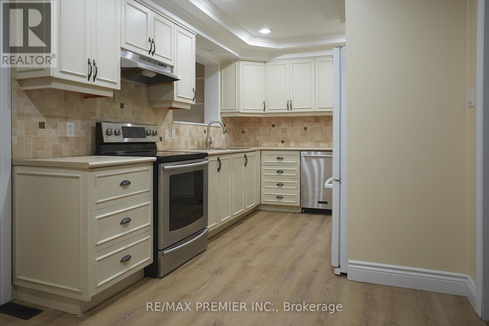 39 Daphne Crescent, Barrie, ON - Indoor Photo Showing Kitchen