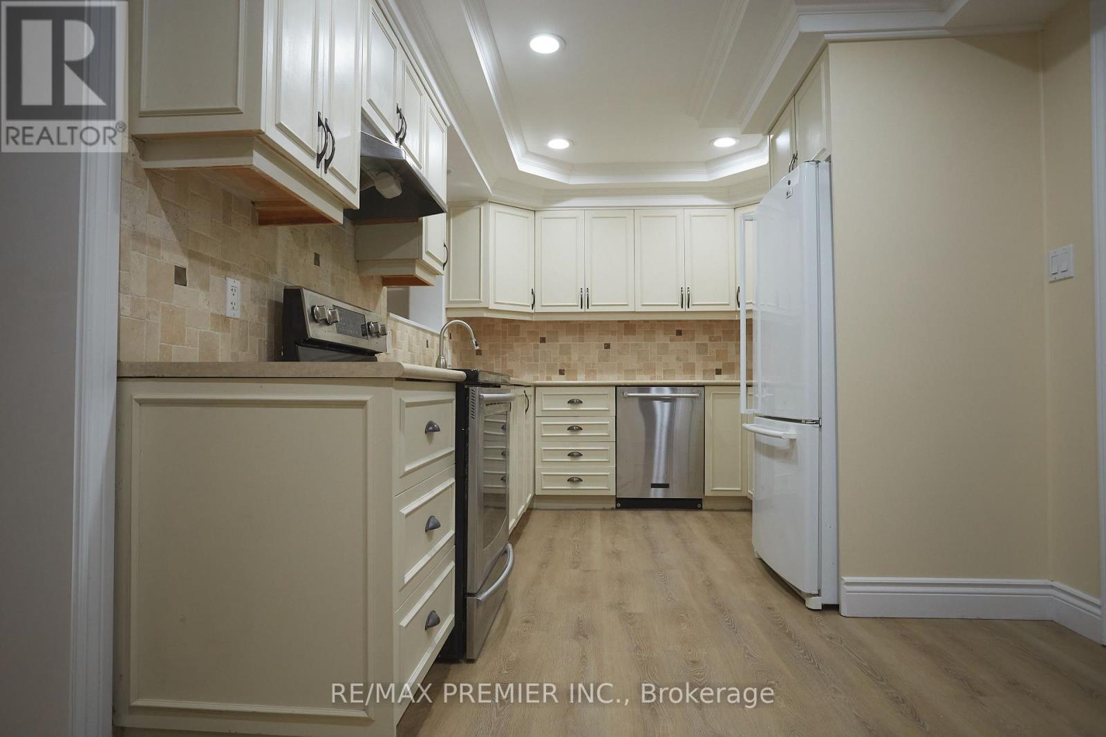 39 Daphne Crescent, Barrie, ON - Indoor Photo Showing Kitchen