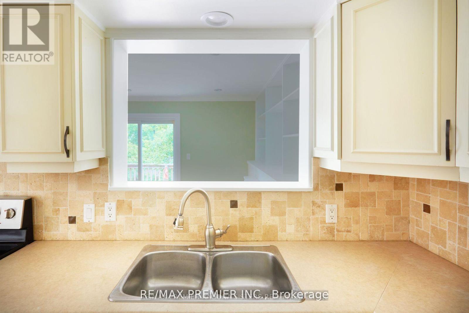 39 Daphne Crescent, Barrie, ON - Indoor Photo Showing Kitchen With Double Sink