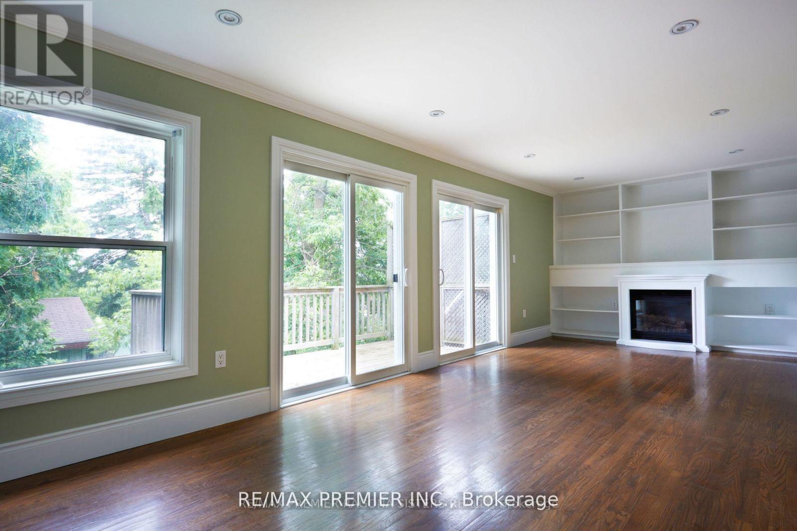 39 Daphne Crescent, Barrie, ON - Indoor Photo Showing Living Room With Fireplace