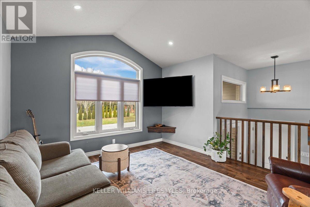 4008 Edward Street, Petrolia, ON - Indoor Photo Showing Living Room